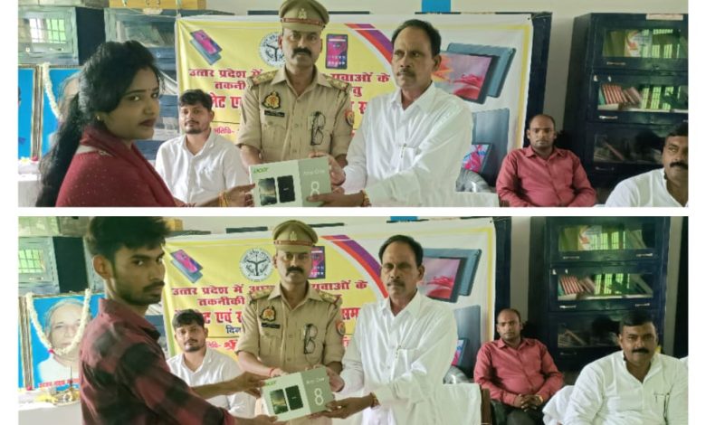 Ambedkar Nagar News-A grand tablet phone distribution program was organized at Sarvodaya PG College Shahpur Auranv.