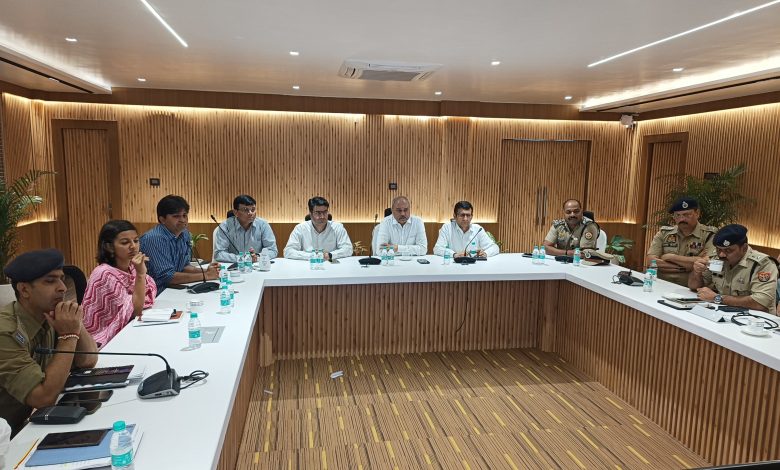 Prayagraj News: A meeting was held under the chairmanship of Deputy Director General of Police with a view to facilitate the experience of devotees coming during Maha Kumbh 2025 and to improve traffic management.