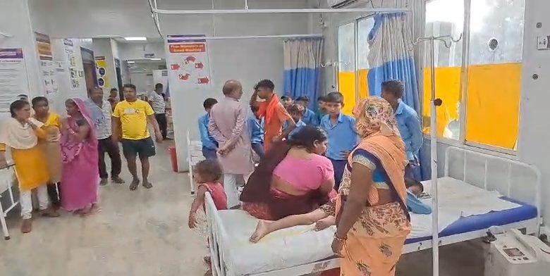 Bihar news Half a dozen children were injured when a dilapidated swing fell on them in Madhya Vidyalaya Naraipur located in Tirupati Sugar Mill