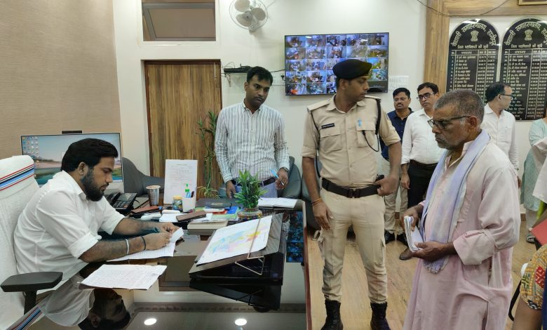 Bihar News-No laxity will be tolerated in solving public problems: DM