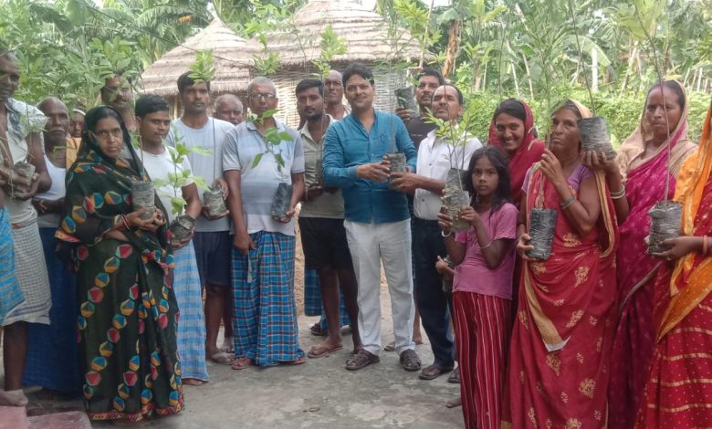 Bihar News- राघोपुर विधानसभा क्षेत्र के बिदुपुर प्रखण्ड में भाजपा बिहार प्रदेश मीडिया प्रभारी किसान मोर्चा हरेश कुमार सिंह द्वारा एक पेड़ मां के नाम अभियान
