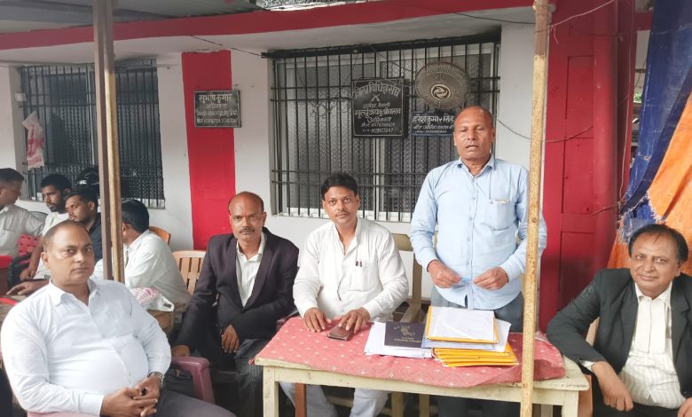 Bihar News-भारत के पड़ोसी देश बंगलादेश में उत्पन्न अस्थिरता एवं अल्पसंख्यक हिंदुओं के उपर बर्बरता की आ रही खबरों पर हाजीपुर के व्यवहार न्यायालय जिला विधिज्ञ संघ भवन मे बंगलादेश की स्थिति विषय पर गोष्ठी का आयोजन किया