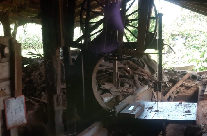 Bihar news Thanks to international smugglers, sewing machines and furniture factories are running in the border areas of Nepal.