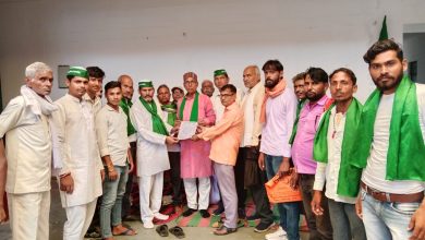 Agra News: Bhakiyu demonstrated at the tehsil headquarters for the construction of road and culvert