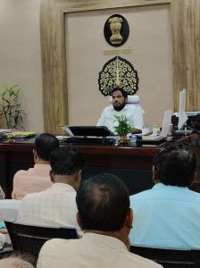 Bihar News-Renovation of dilapidated roads should be the main priority: DM