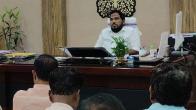 Bihar News-Renovation of dilapidated roads should be the main priority: DM
