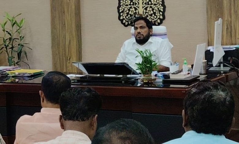 Bihar News-Renovation of dilapidated roads should be the main priority: DM