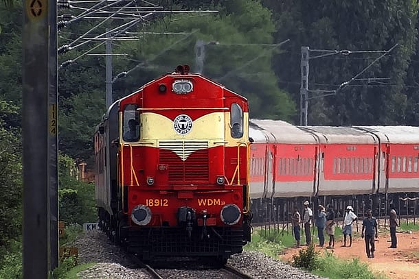Agra News- रेल प्रशासन द्वारा सर्व साधरण को सूचित किया जाता है कि कुम्भ मेला-2025 के दौरान मुख्य स्नान पर्वों के अवसर पर निम्न गाड़ियों का विस्तार करने का निर्णय लिया गया है जिसका विवरण निम्नवत है
