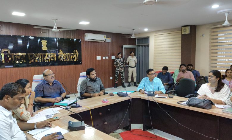 Bihar News-District Officer held a review meeting to identify land for the construction of Panchayat Government Building.