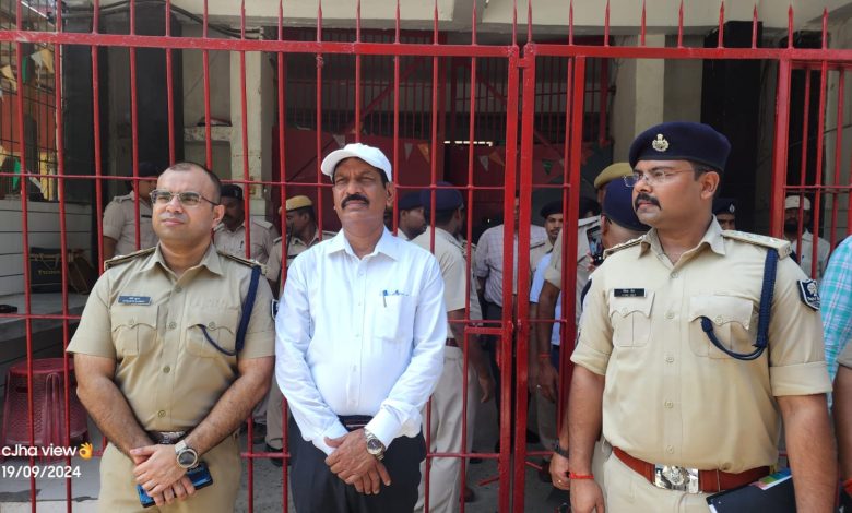 Bihar News District Magistrate and Superintendent of Police, Bettiah did a surprise inspection of Divisional Jail Bettiah