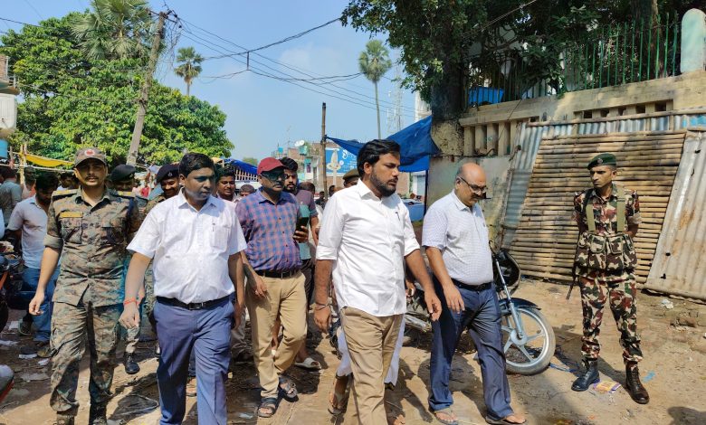Bihar News-District Officer along with officials inspected the flood affected area of ​​Raghopur block