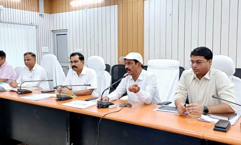 Bihar news District officials should work with energy, promptness and dedication: District Officer