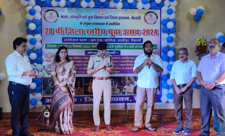 Bihar News-Youth should use smart phones with awareness and caution: DM
