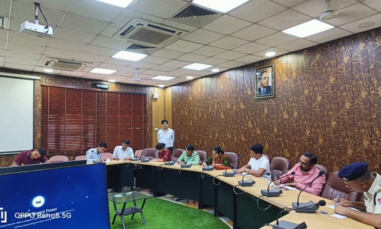 Agra News- Hindi speech competition and Hindi poetry recitation competition were organized during Hindi Rajbhasha fortnight in Goverdhan Sabha room of Divisional Railway Manager Office, Agra.