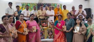 Agra News- Poetess Mrs. Alka Agarwal's couplet collection 'Alka Ke Krishna' was released by poets and litterateurs along with saints at the Youth Hostel, the flow of bhajans enthralled the audience