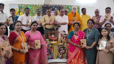 Agra News- Poetess Mrs. Alka Agarwal's couplet collection 'Alka Ke Krishna' was released by poets and litterateurs along with saints at the Youth Hostel, the flow of bhajans enthralled the audience