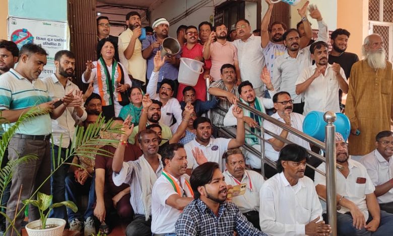 Agar News- There has been no water in the city for 10 days Congressmen reached the Municipal Corporation to take bath, wash utensils and clothes