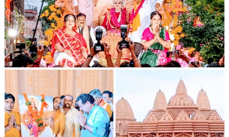 Agra News Sita ji's palanquin was taken out with great pomp and show along with her friends with drums to praise Maa Bhavani