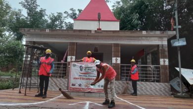 Ambedkar Nagar News - Even on the fifth consecutive day of 155 hours, the employees are busy cleaning the temples of the city area  