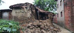Ambedkar Nagar News: Due to continuous rainfall, a thatched house collapsed; regional lekhpal did not reach the spot despite information