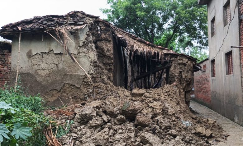 Ambedkar Nagar News: Due to continuous rainfall, a thatched house collapsed; regional lekhpal did not reach the spot despite information