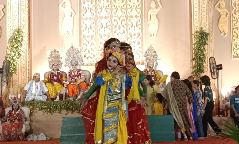 Agra News- जनकपुरी में मृदंग मंजीरों पर हरिनाम संकीर्तन पर खूब झूमें भक्तजन