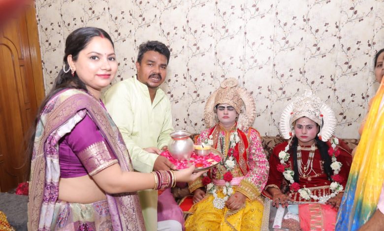 Agra News- Play drums to welcome, Lord Rama has come to my house.. Devotees of the area were delighted to see Lord Shri Ram, Mother Janaki and other forms in Pratap Nagar area, cheers resounded