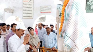 Bihar News District Magistrate garlanded Gandhiji's statue and paid homage