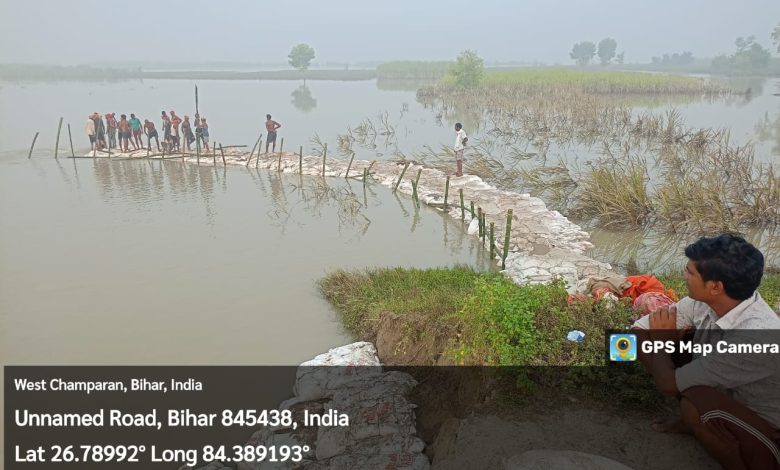 Bihar News To prevent water from flowing into the rural areas, a dam (footpath) is being constructed in D Safe under the immediate arrangement
