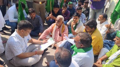 Agra News- Bharatiya Kisan Union took out an anger march and handed over a memorandum to the District Magistrate