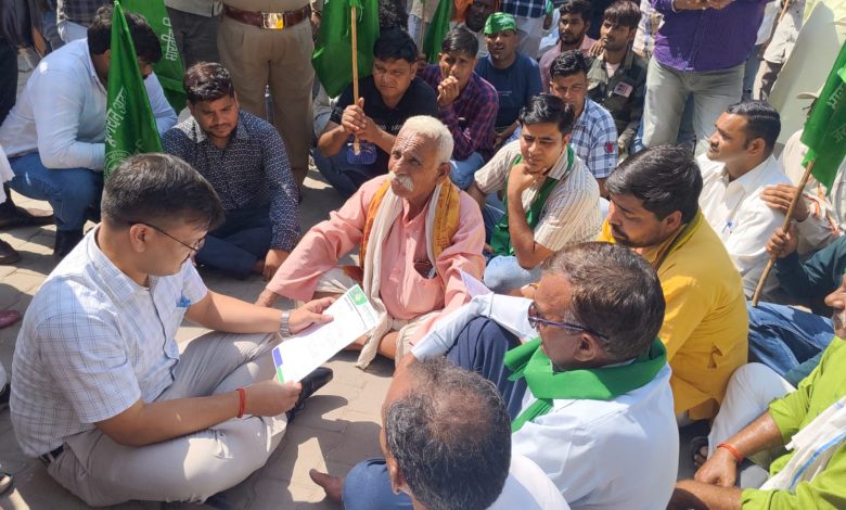 Agra News- Bharatiya Kisan Union took out an anger march and handed over a memorandum to the District Magistrate