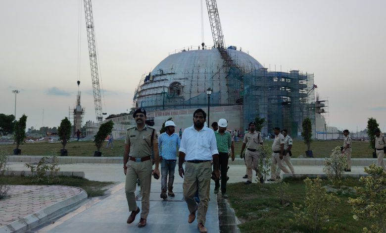 Bihar News-DM - ​​SP inspected the under construction Buddha Smriti Stupa