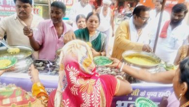 Bihar News- On the fourth death anniversary of Padma Bhushan Ram Vilas Paswan ji, Dalit Sena organized a Bhandara in the Hajipur Sadar Hospital premises.