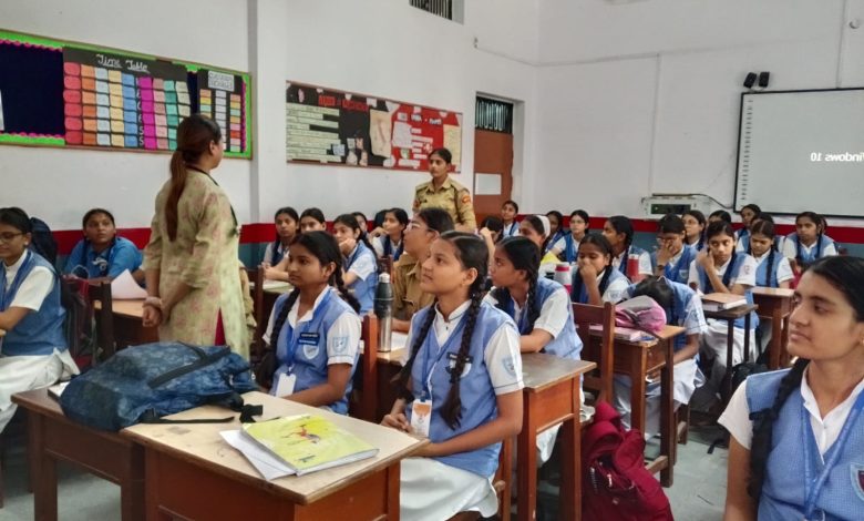Agra News- Health awareness campaign in Ganeshram Nagar Balika Vidya Mandir  