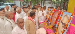 Ambedkar Nagar News Samajwadi workers paid tribute to former Chief Minister Mulayam Singh Yadav on his death anniversary

 