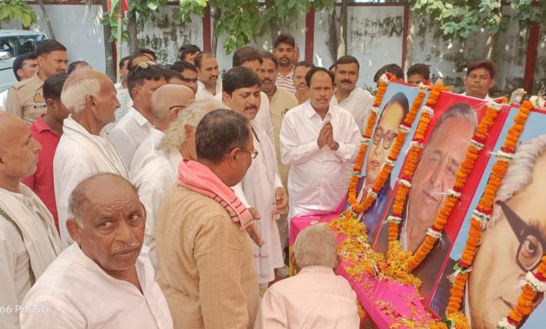 Ambedkar Nagar News Samajwadi workers paid tribute to former Chief Minister Mulayam Singh Yadav on his death anniversary