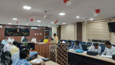 Bihar News-The District Magistrate reviewed the distribution of grant money for damaged Kharif crops