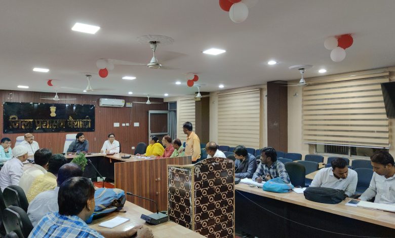 Bihar News-The District Magistrate reviewed the distribution of grant money for damaged Kharif crops