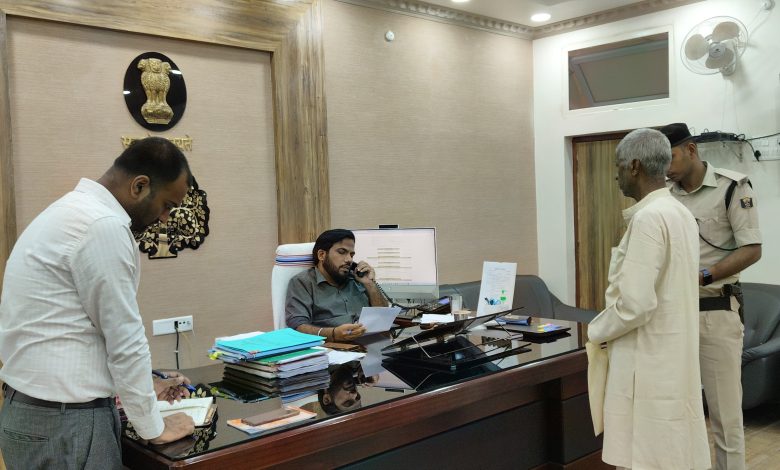 Bihar News-District Magistrate conducted interview to resolve the problems of common people