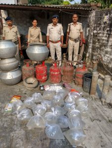 Bihar News- 110 liters of country-made liquor along with liquor making material and gas cylinder recovered
