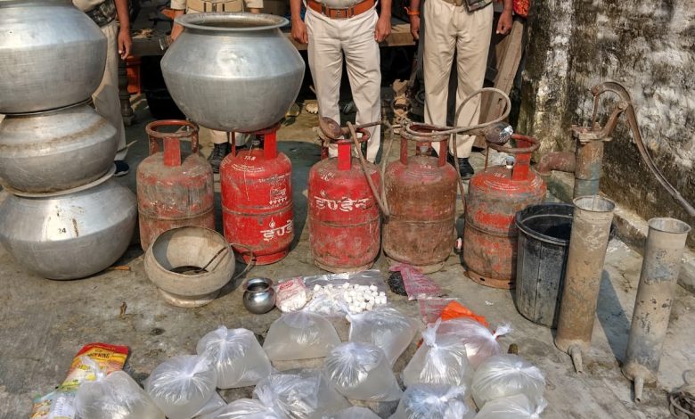 Bihar News- 110 liters of country-made liquor along with liquor making material and gas cylinder recovered