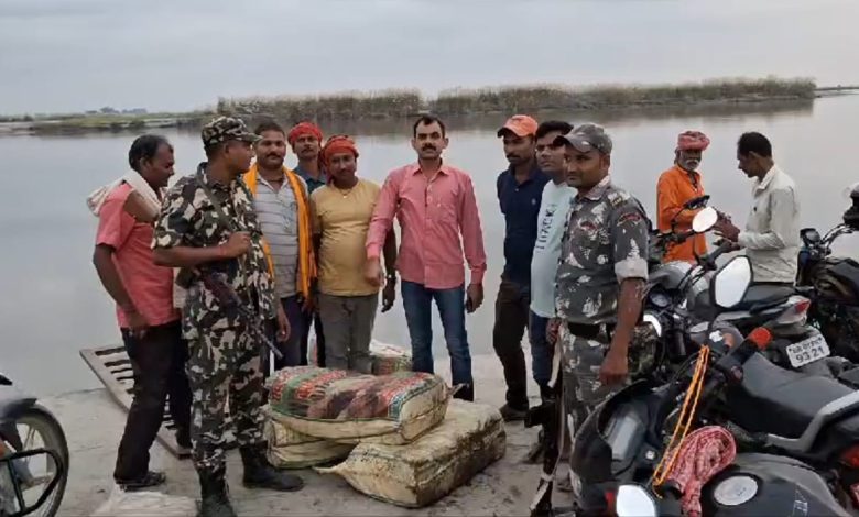 Bihar News A huge amount of foreign liquor being brought from UP via the Gandak river was recovered.