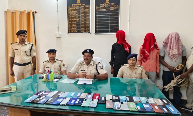 Bihar News Three Nepali thieves arrested with 39 stolen mobiles, two motorcycles seized