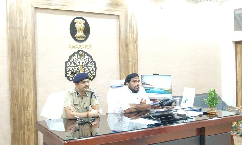 Bihar News-District Magistrate and Superintendent of Police held a meeting with Railway officials regarding crowd control on the occasion of Chhath Puja.