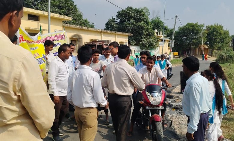 Ambedkar Nagar News: Rasoyo volunteers conducted road safety and helmet awareness campaign