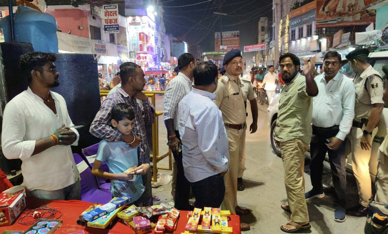 Bihar News- District Officer conducted a flag march to maintain peace in the city in view of Diwali
