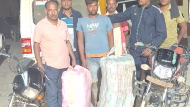 Bihar News- Two stolen motorcycles along with about 80 liters of foreign liquor being brought from Uttar Pradesh recovered  