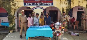 Ambedkar Nagar News Police arrested four miscreants in robbery case, recovered illegal weapons including mobile and bike.