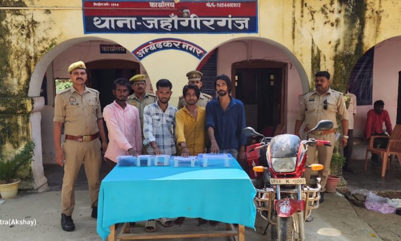 Ambedkar Nagar News Police arrested four miscreants in robbery case, recovered illegal weapons including mobile and bike.