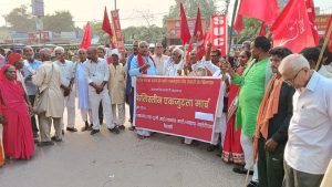 Bihar News-On the occasion of nationwide Palestine Unity Day of leftist parties, leftist parties of Vaishali district demonstrated in Akshayavatrai.